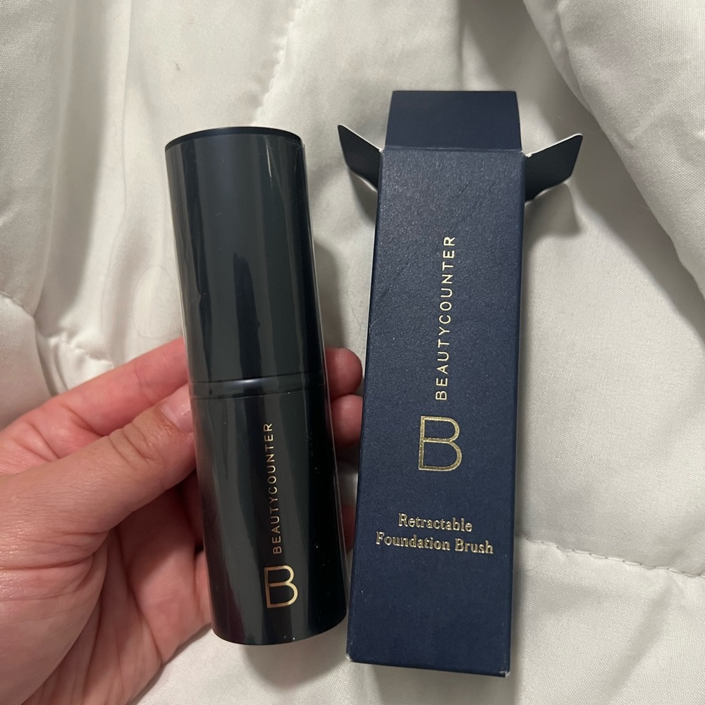 Retractable foundation Brush (Brand New)